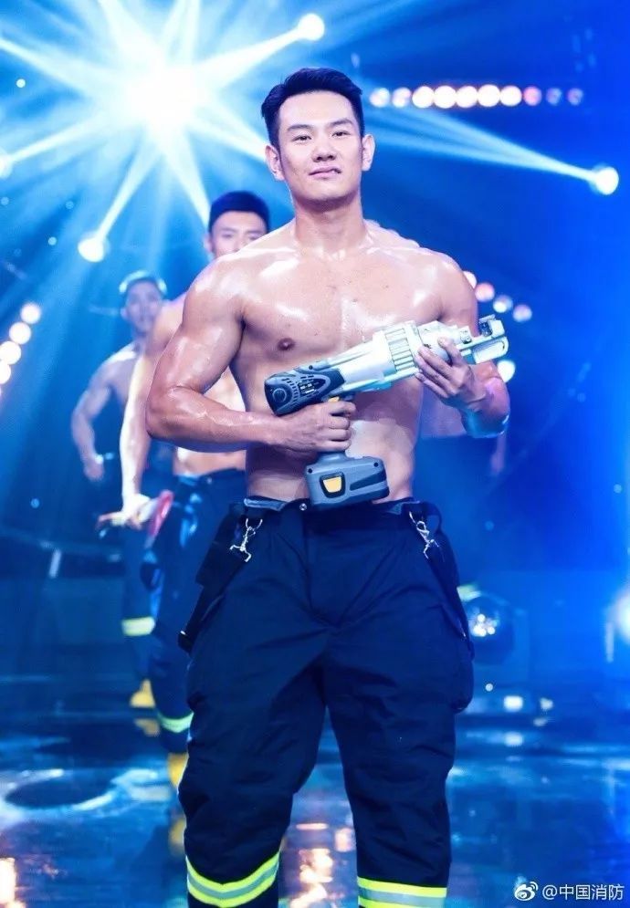 浴火重生的逆行者，肌肉越大責(zé)任越大，這才是真漢子——中國消防員(圖2)