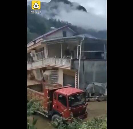 湖北村民50萬建的新房被洪水沖倒，一家人居無定所