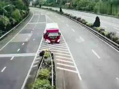 話嘮遭人煩！男女坐車旅游因話太多，被司機(jī)丟在了高速上 (圖2)