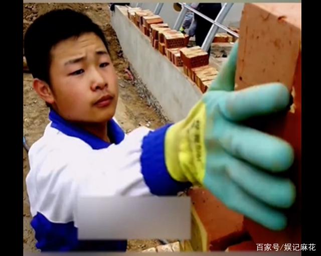 正能量！搬磚男孩工地上收到通知書，如今畢業(yè)成為一名軍官！(圖1)