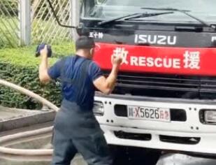 新手消防員分管供水車(chē)開(kāi)心到飛起 具體是怎么回事？(圖1)
