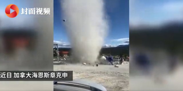 加拿大龍卷風(fēng)精準襲擊水果攤，卷走水果和現(xiàn)金后消散，攤主很無奈