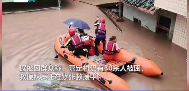 四川村民被洪水圍困屋頂，村民用揮旗的方式求救(圖5)