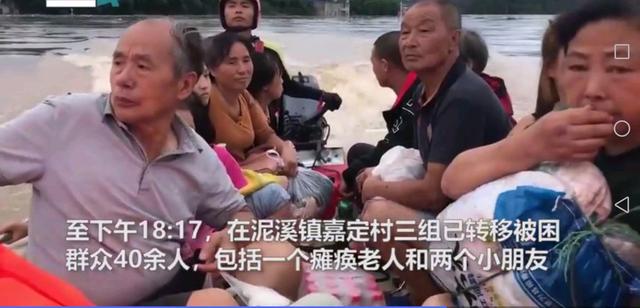四川村民被洪水圍困屋頂，村民用揮旗的方式求救(圖4)