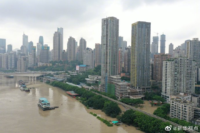 重慶洪崖洞等多處景點(diǎn)被淹，已啟動(dòng)史上首次防汛I級(jí)應(yīng)急響應(yīng)