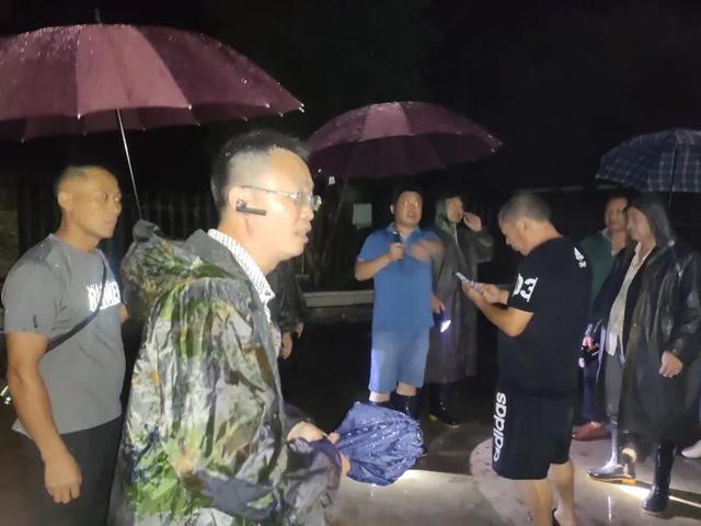 女子發(fā)現(xiàn)客廳1厘米裂縫救下21戶村民，6座民房被夷為平地(圖2)