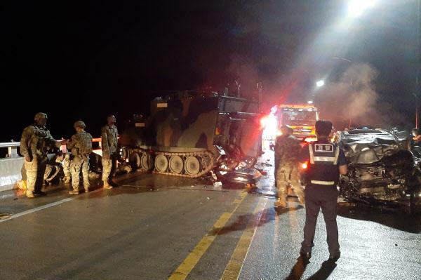 突發(fā)！美軍裝甲車與韓國私家車相撞：4名平民死亡（圖）