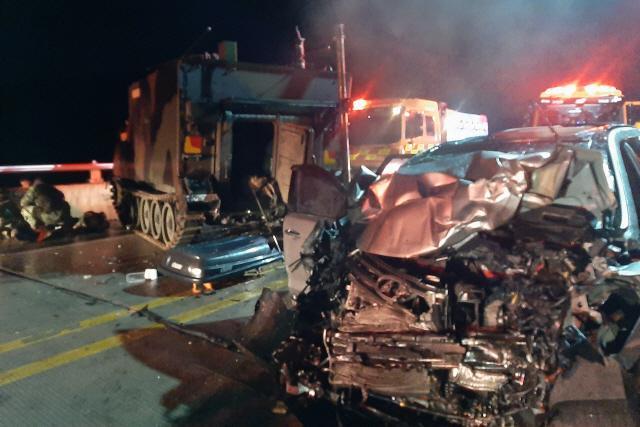 突發(fā)！美軍裝甲車與韓國私家車相撞：4名平民死亡（圖）(圖2)