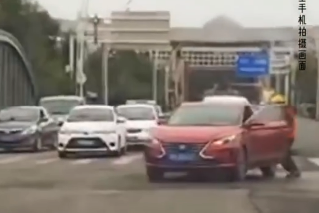外賣小哥16秒停住失控汽車：不是什么大事，也沒耽誤送餐時(shí)間