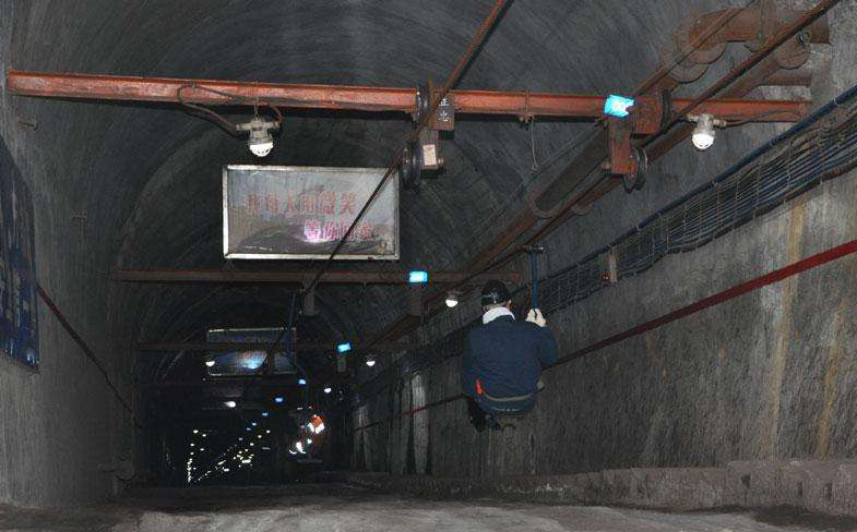 煤礦井下緊急避險(xiǎn)系統(tǒng)應(yīng)急救援車功能、使用維護(hù)說(shuō)明(圖1)