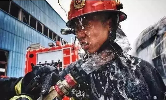 消防裝備：消防員戰(zhàn)斗服是干的還是濕的好？有怎么區(qū)別？(圖2)